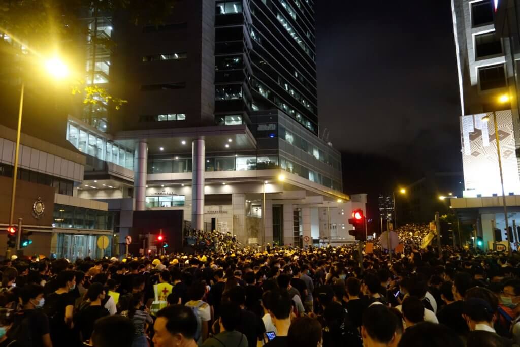 警察署を取り囲んで賛美歌を歌う香港市民