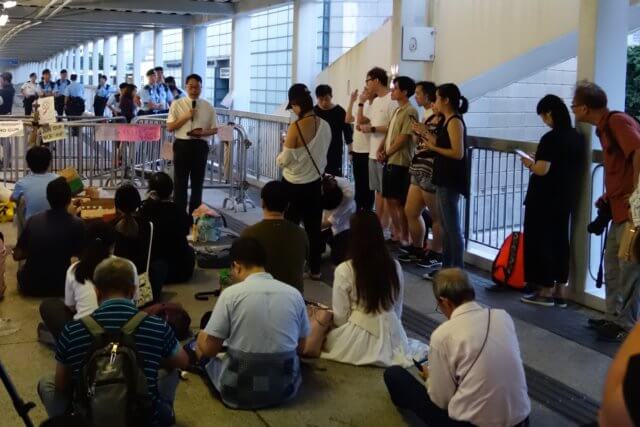 2019年、立法会の封鎖線を前に賛美歌をうたう香港市民